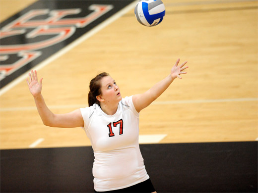 Women’s volleyball splits pair of matches at the Blue Jay Classic