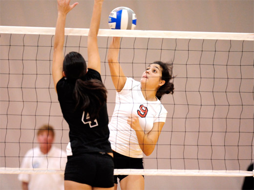 Women's volleyball rallies to down Muhlenberg College, 3-2